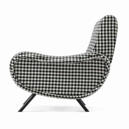 Fauteuil Lady édition iconique de Cassina vu de profil dans un salon contemporain avec tableau abstrait