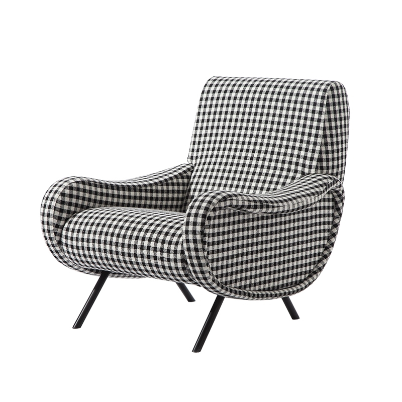 Fauteuil Lady 720 édition iconique Cassina en tissu à carreaux noir et blanc, design Marco Zanuso, sur fond blanc