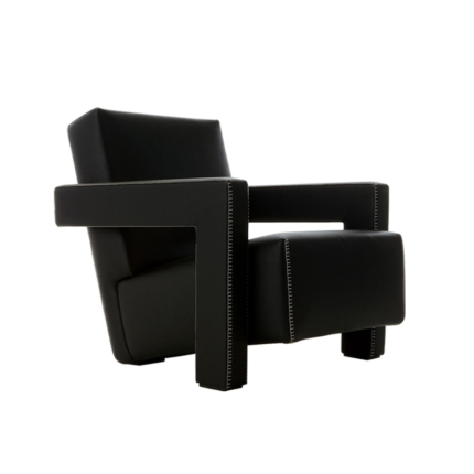 Fauteuil Utrecht 637 Cassina en tissu noir, design Gerrit Rietveld, vue de trois quarts sur fond blanc