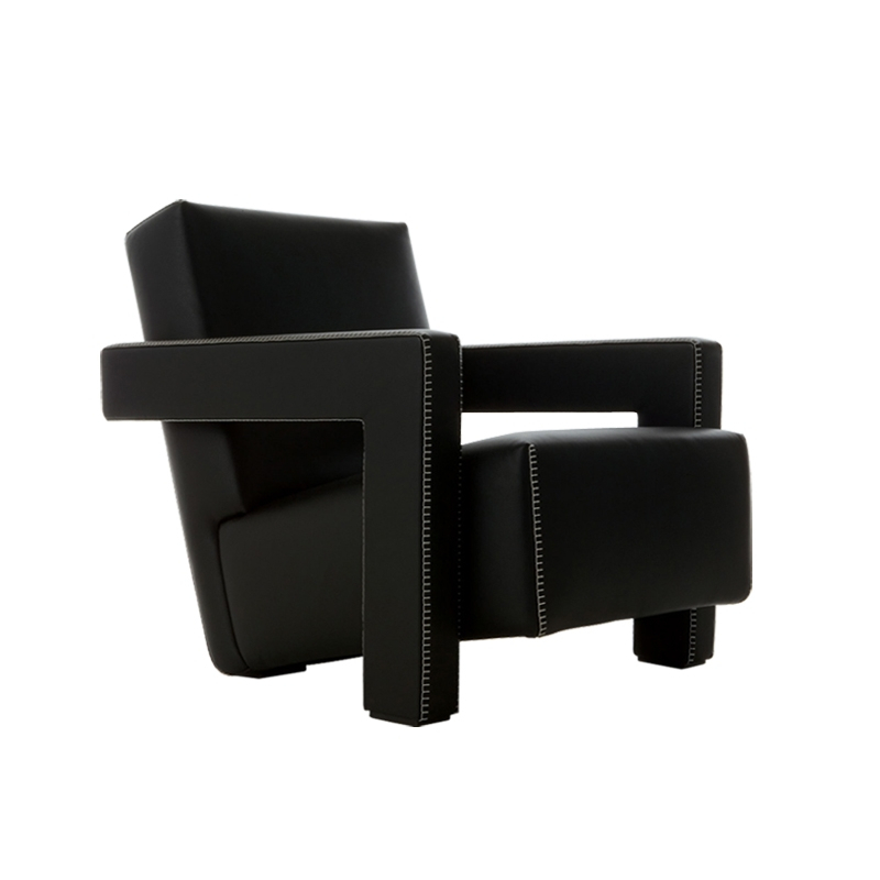 Fauteuil Utrecht 637 Cassina en tissu noir, design Gerrit Rietveld, vue de trois quarts sur fond blanc