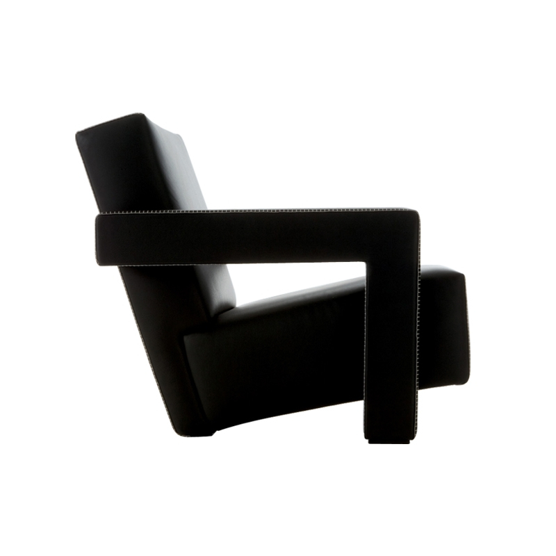 Vue de profil du fauteuil Utrecht Cassina en tissu noir, dossier incliné et structure sculpturale