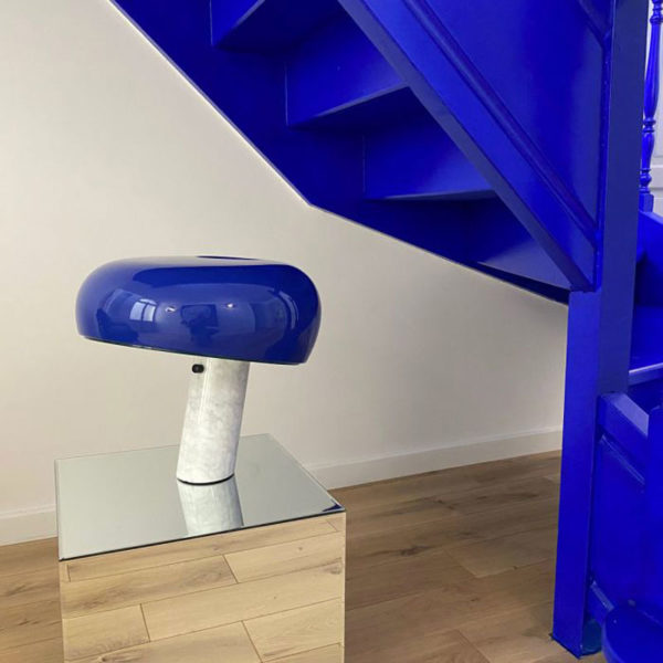 Angers Nantes Cholet Saumur Icones Flos Snoopy Bleu Marine Marbre Blanc Achille Castiglioni lampe de table 5