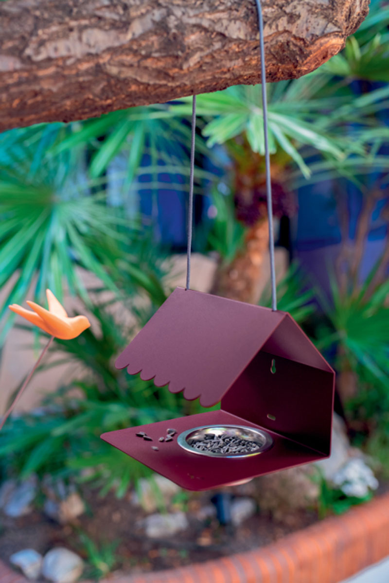 Angers Nantes Cholet Saumur Icones Fermob Mangeoir objet accessoire oiseaux Outdoor mobilier exterieur Picoti Cerise Noir 2