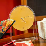 Angers Nantes Cholet Saumur Icones Kartell Objet deco Air du temps Horloge transparent Or Eugeni Quitllet 14