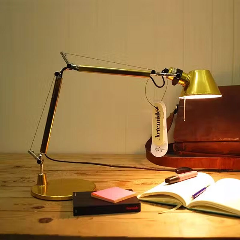Angers Nantes Cholet Saumur Icones Artemide Lampe de bureau Tolomeo Micro gold or oro Aluminium Michele De Lucchi 5