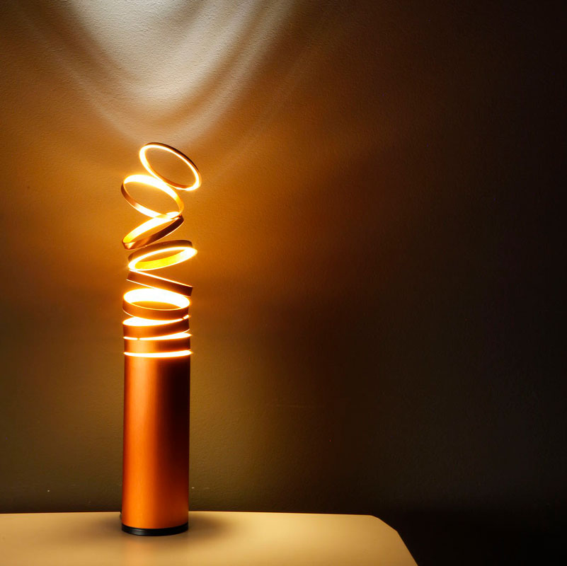 Angers Nantes Cholet Saumur Icones Artemide lampe a poser Decompose light orange alumium anodisé Atelier Oï 1