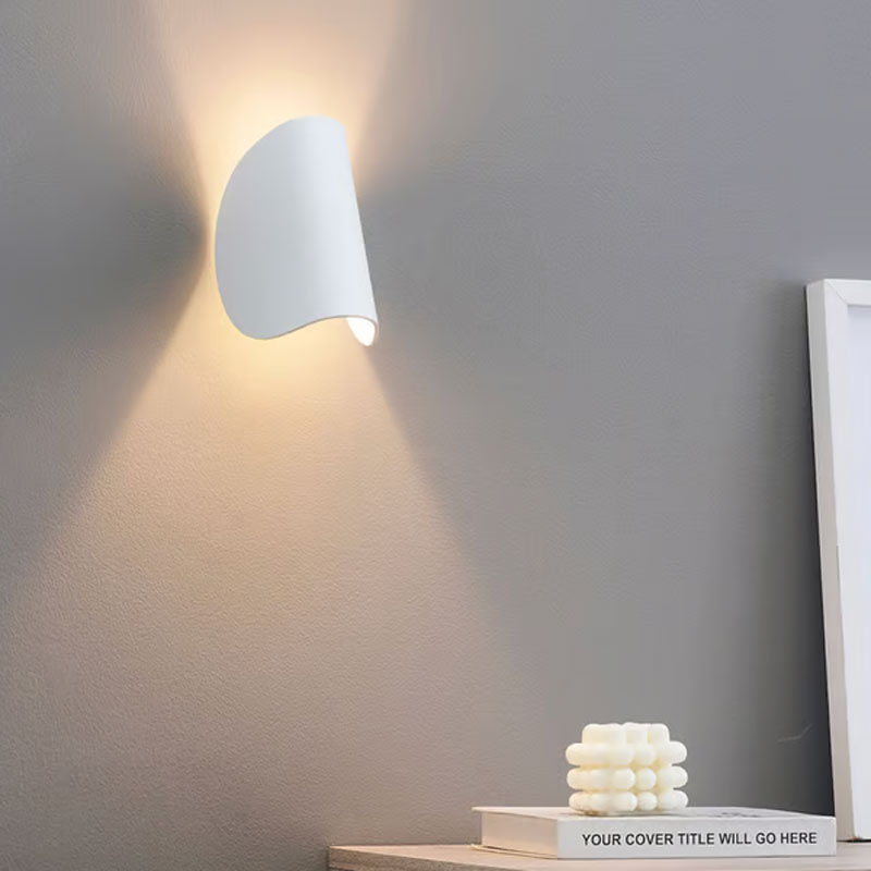 Angers Nantes Cholet Saumur Icones Fontana Arte Applique Io aluminium orientable blanc luminaire design Claesson Koivisto Rune 7