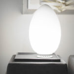 Angers Nantes Cholet Saumur Icones Fontana Arte Lampe a poser Uovo Small blanc verre oeuf opalin luminaire design Ben Swildens