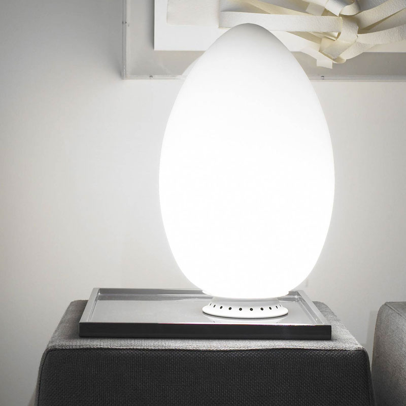 Angers Nantes Cholet Saumur Icones Fontana Arte Lampe a poser Uovo Small blanc verre oeuf opalin luminaire design Ben Swildens