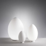 Angers Nantes Cholet Saumur Icones Fontana Arte Lampe a poser Uovo Small blanc verre oeuf opalin luminaire design Ben Swildens 1