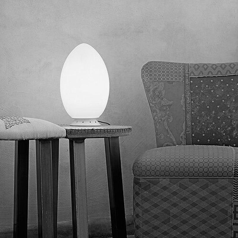 Angers Nantes Cholet Saumur Icones Fontana Arte Lampe a poser Uovo Small blanc verre oeuf opalin luminaire design Ben Swildens 6