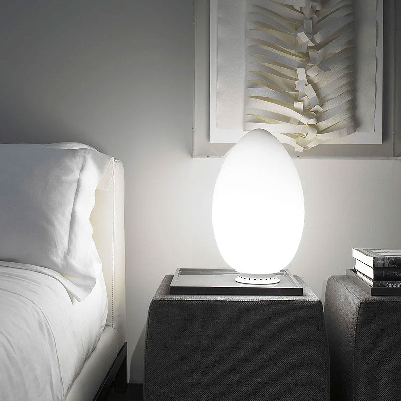 Angers Nantes Cholet Saumur Icones Fontana Arte Lampe a poser Uovo Small blanc verre oeuf opalin luminaire design Ben Swildens 7
