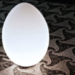 Angers Nantes Cholet Saumur Icones Fontana Arte Lampe a poser Uovo medium blanc verre oeuf opalin luminaire design Ben Swildens 5