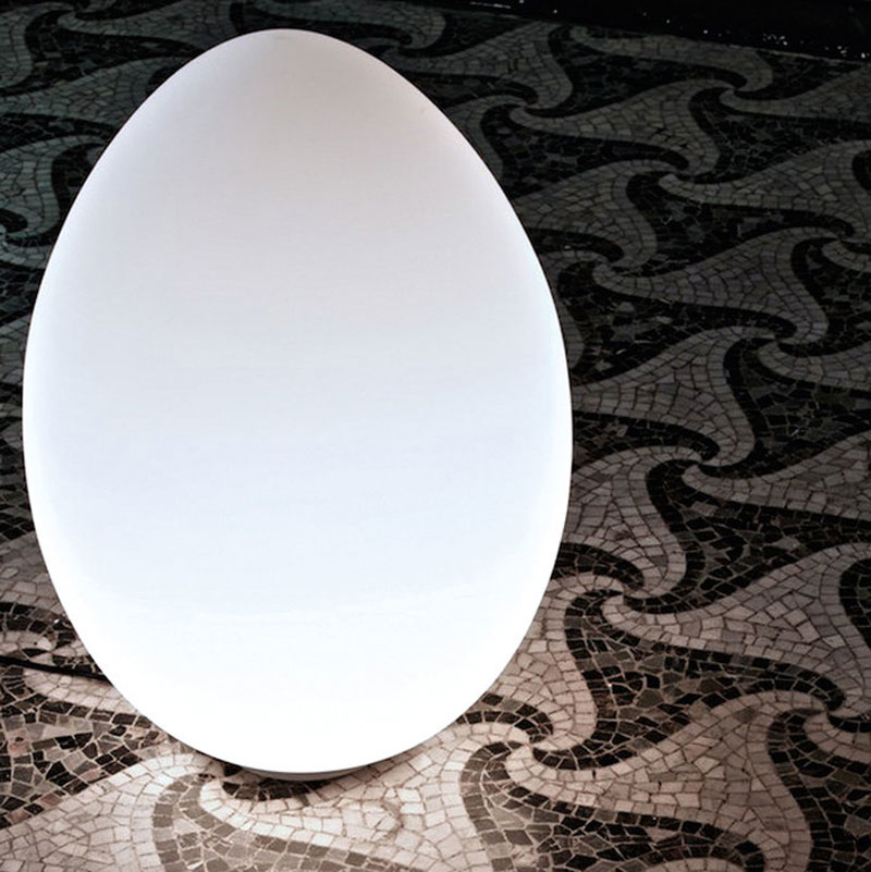 Angers Nantes Cholet Saumur Icones Fontana Arte Lampe a poser Uovo medium blanc verre oeuf opalin luminaire design Ben Swildens 5