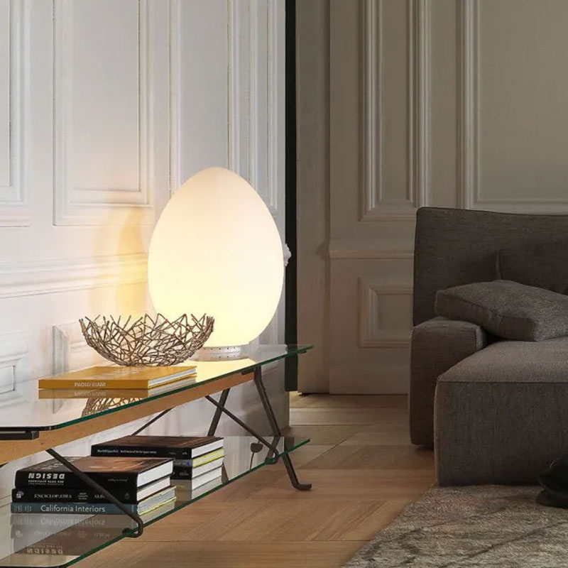 Angers Nantes Cholet Saumur Icones Fontana Arte Lampe a poser Uovo medium blanc verre oeuf opalin luminaire design Ben Swildens 6