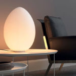 Angers Nantes Cholet Saumur Icones Fontana Arte Lampe a poser Uovo medium blanc verre oeuf opalin luminaire design Ben Swildens 7