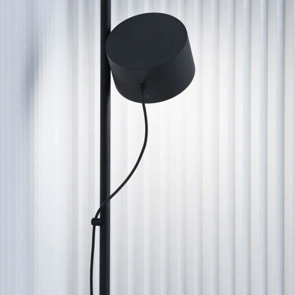 Angers Nantes Cholet Saumur Icones Lampadaire Post Muuto mobilier Scandinave noir oirientable liseuse Studio Earnest