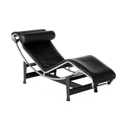 Chaise longue LC4 Cassina en cuir noir avec structure chromée brillante et piètement noir, vue de trois quarts