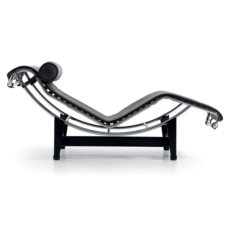 Vue de profil de la chaise longue LC4 de Le Corbusier, Jeanneret et Perriand en cuir noir et acier chromé