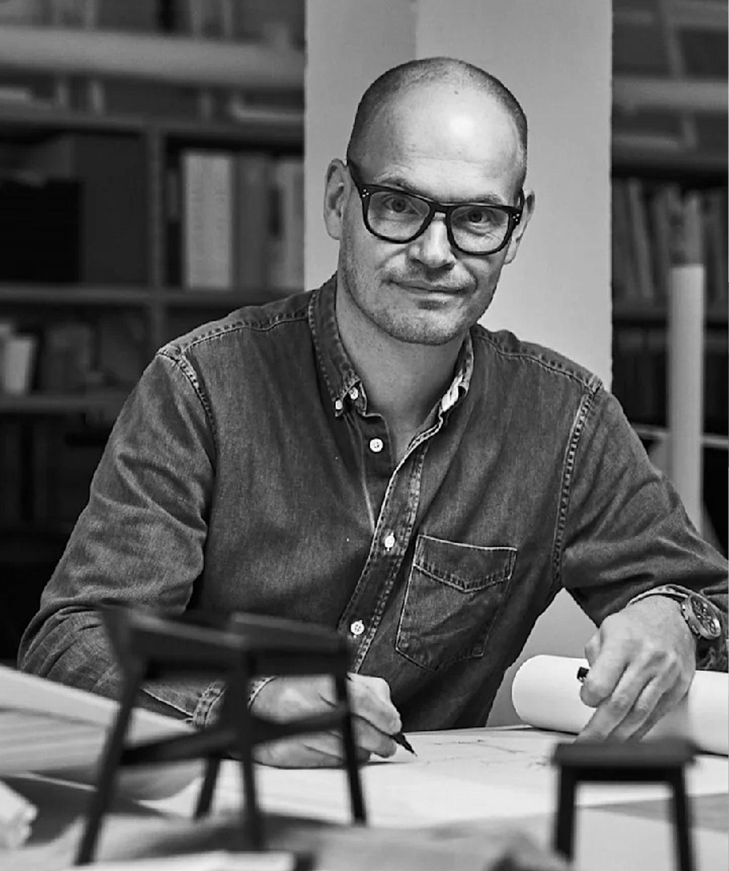 Angers Nantes Cholet Saumur Icones Panière Around table basse Brun Foncé Noyer mobilier Scandinave Thomas Bentzen 0