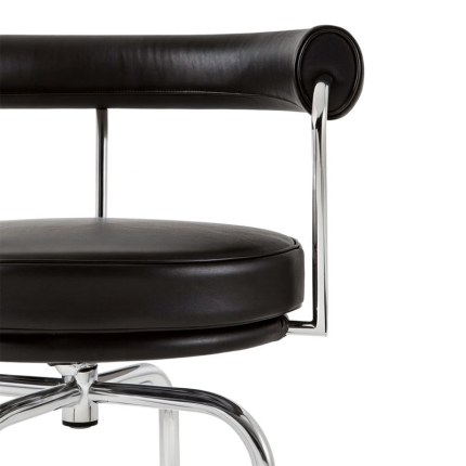 Gros plan sur le dossier courbé en cuir noir du fauteuil tournant 7 Cassina par Charlotte Perriand