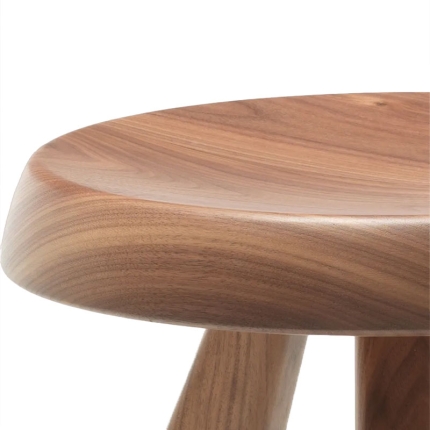 Gros plan sur l'assise ronde en noyer Canaletto du tabouret Méribel 523 Cassina