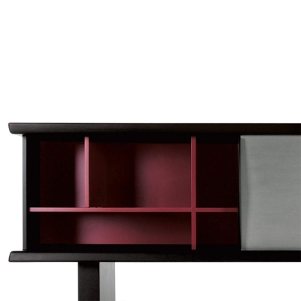 Détail des rangements intérieurs bordeaux du buffet Riflesso 513 Cassina
