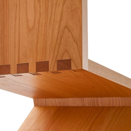 Détail des assemblages en queue d'aronde de la chaise Zig Zag en bois massif Cassina