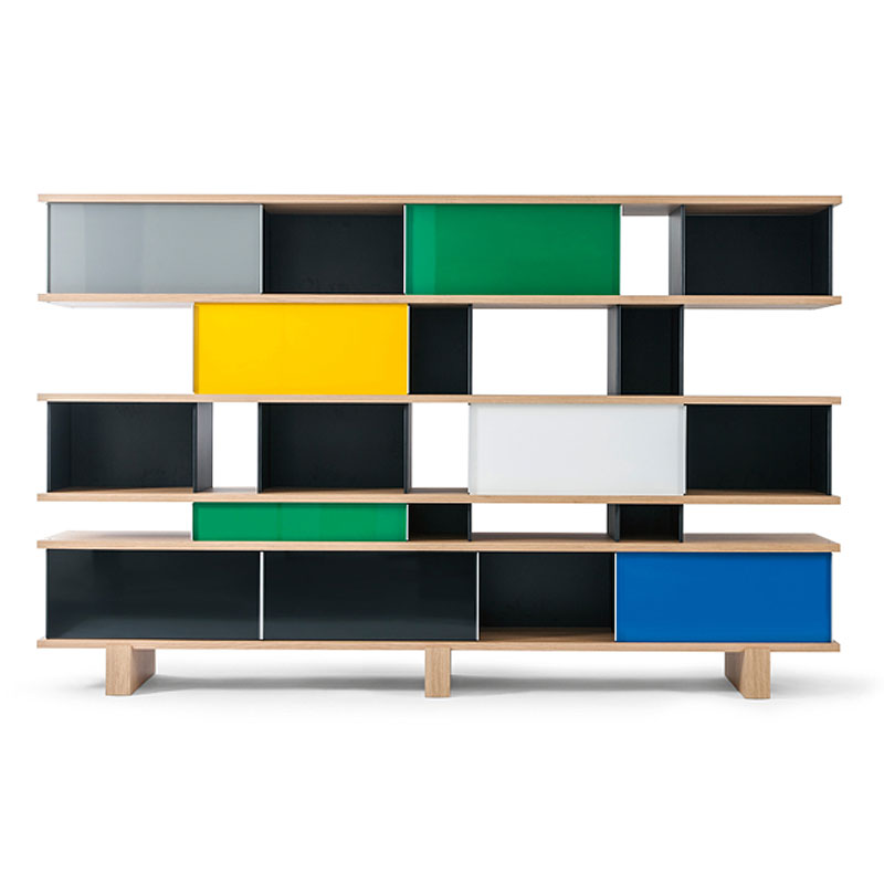 Bibliothèque Nuage 526 Cassina en chêne naturel avec portes coulissantes vertes, jaunes et bleues, design Charlotte Perriand