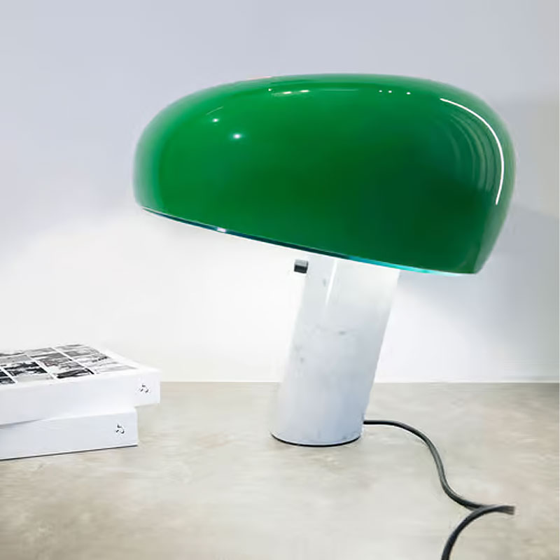 Angers Nantes Cholet Rennes Poitiers Mans bordeaux Paris Tours Laval Niort Icones Flos Snoopy Vert Marbre Blanc Achille Castiglioni lampe de table 1