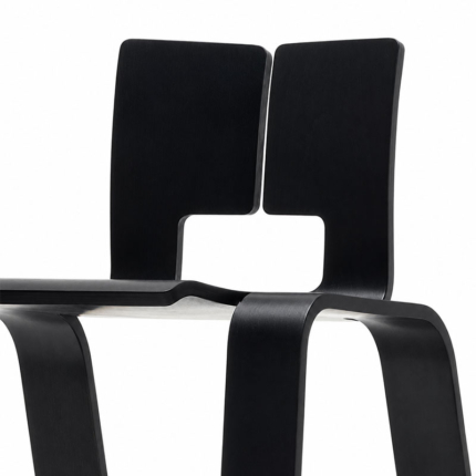 Gros plan sur le dossier découpé et la structure en bois cintré noir de la chaise Ombra Tokyo Cassina
