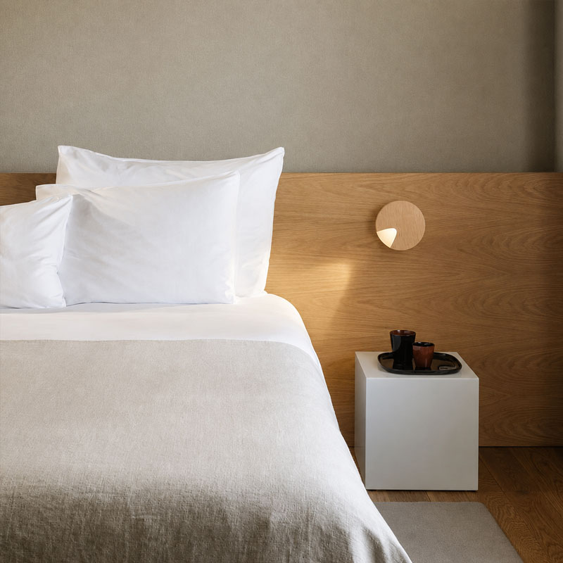 Vibia Applique Dots Bois Chêne Halo Rond Luminaire rotatif Martín Azúa Icônes Angers Nantes Paris Bordeaux Nice Tours Mans Rennes 2