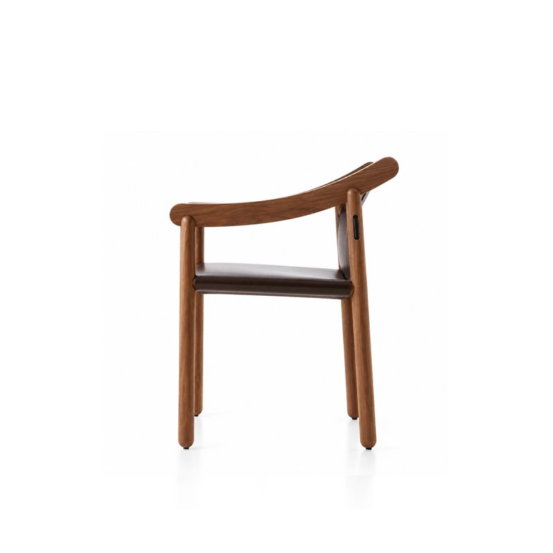 Chaise 905 de Vico Magistretti en noyer massif avec assise en cuir noir, vue latérale sur fond blanc