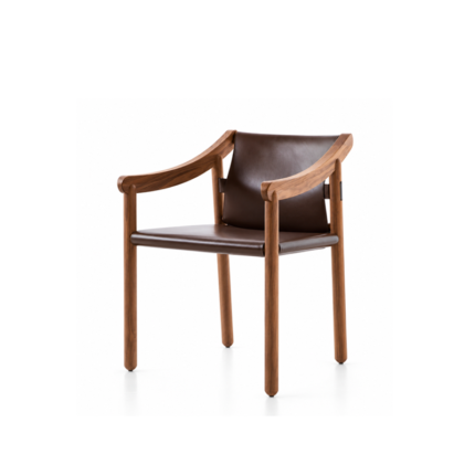 Chaise 905 Cassina en noyer Canaletto massif et cuir de sellerie noir, design Vico Magistretti, sur fond blanc