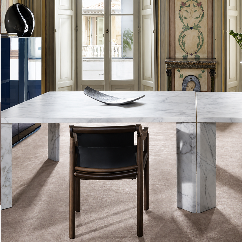 Chaise 905 de Vico Magistretti en noyer Canaletto et cuir noir dans une salle à manger élégante avec table en marbre blanc