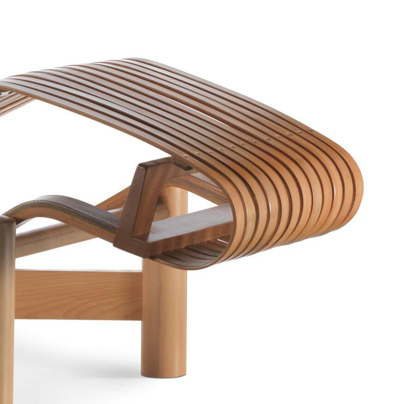 Gros plan sur la jonction entre le piètement cylindrique et la structure cintrée de la chaise longue Tokyo Cassina