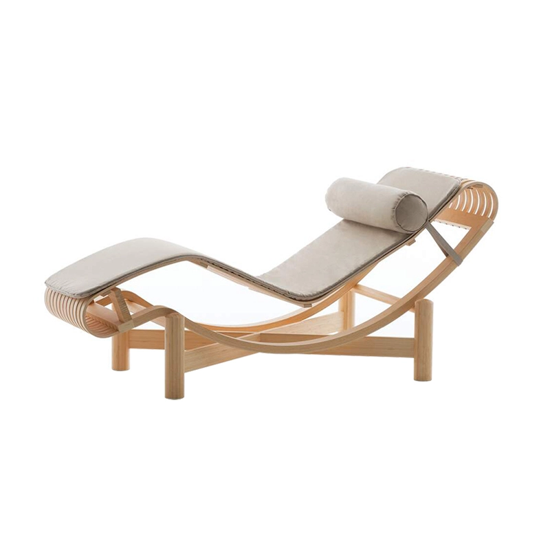 Chaise longue Tokyo 522 Cassina en bois cintré avec matelas et appuie-tête en tissu clair, vue de trois quarts sur fond blanc