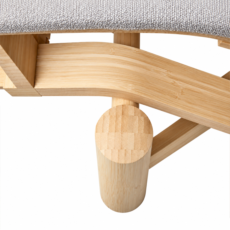 Détail du matelas clair et du piètement en bois cintré de la chaise longue Tokyo de Charlotte Perriand