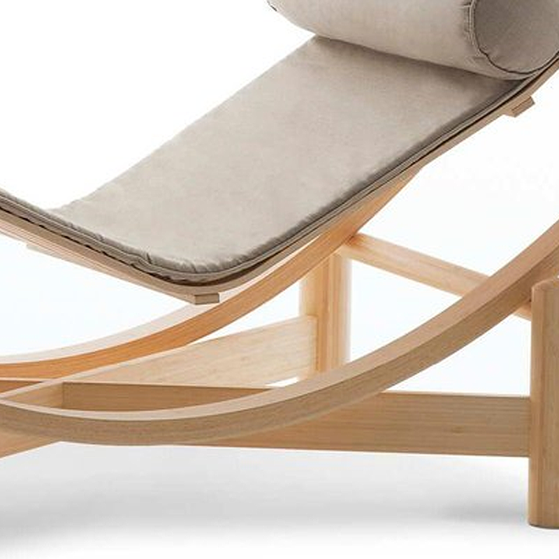 Détail du matelas en tissu clair reposant sur les lattes courbées de la chaise longue Tokyo Cassina