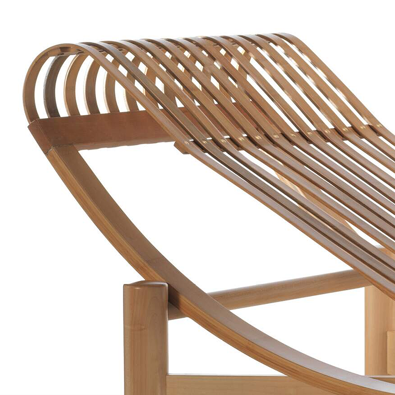 Gros plan sur les lattes de bois cintrées et l'extrémité arrondie de la chaise longue Tokyo 522 Cassina