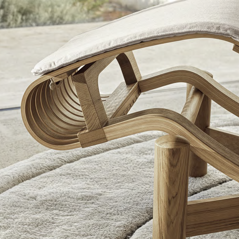 Détail des lattes cintrées sous le matelas et de la structure en bois naturel de la chaise longue Tokyo 522