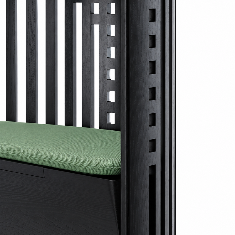 Détail de l'assise en velours vert pétrole et de la structure en frêne noir de la chaise Hill House 1 Cassina