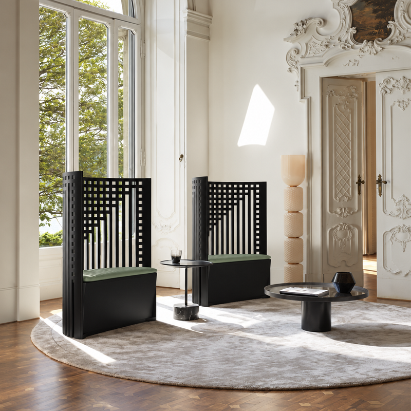 Deux chaises Hill House 1 Cassina en frêne noir avec dossiers géométriques dans un salon lumineux aux moulures classiques
