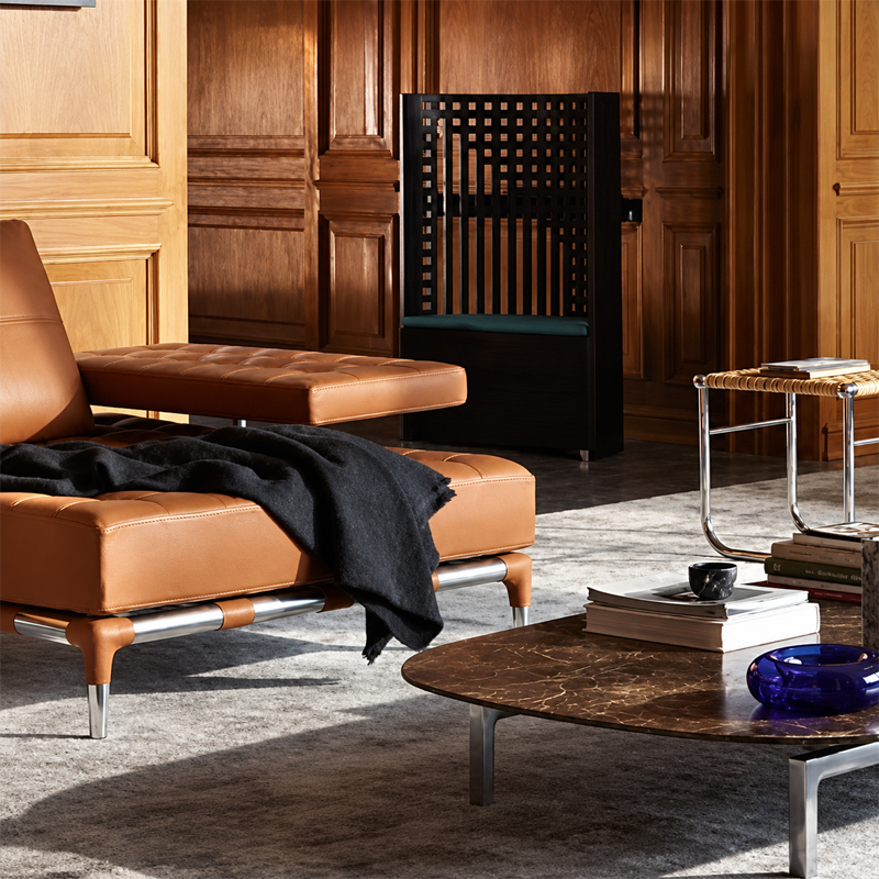 Chaise Hill House 1 Cassina en frêne noir dans un salon élégant avec canapé en cuir cognac et boiseries
