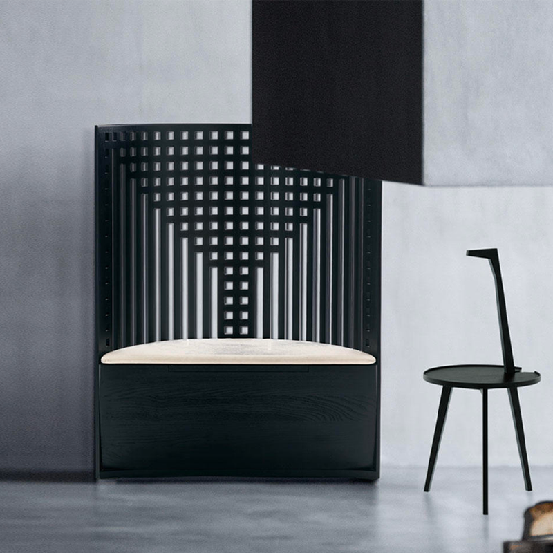 Chaise Hill House 1 de Charles Rennie Mackintosh dans un intérieur minimaliste aux murs gris, mettant en valeur son haut dossier