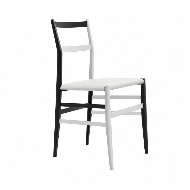 Chaise Superleggera 699 51 Cassina en frêne bicolore noir et blanc avec assise rembourrée en cuir blanc, vue de trois quarts