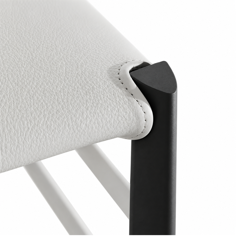 Gros plan sur l'assise en cuir Scozia blanc et ses coutures, fixée à la structure en frêne laqué noir de la chaise Superleggera Cassina