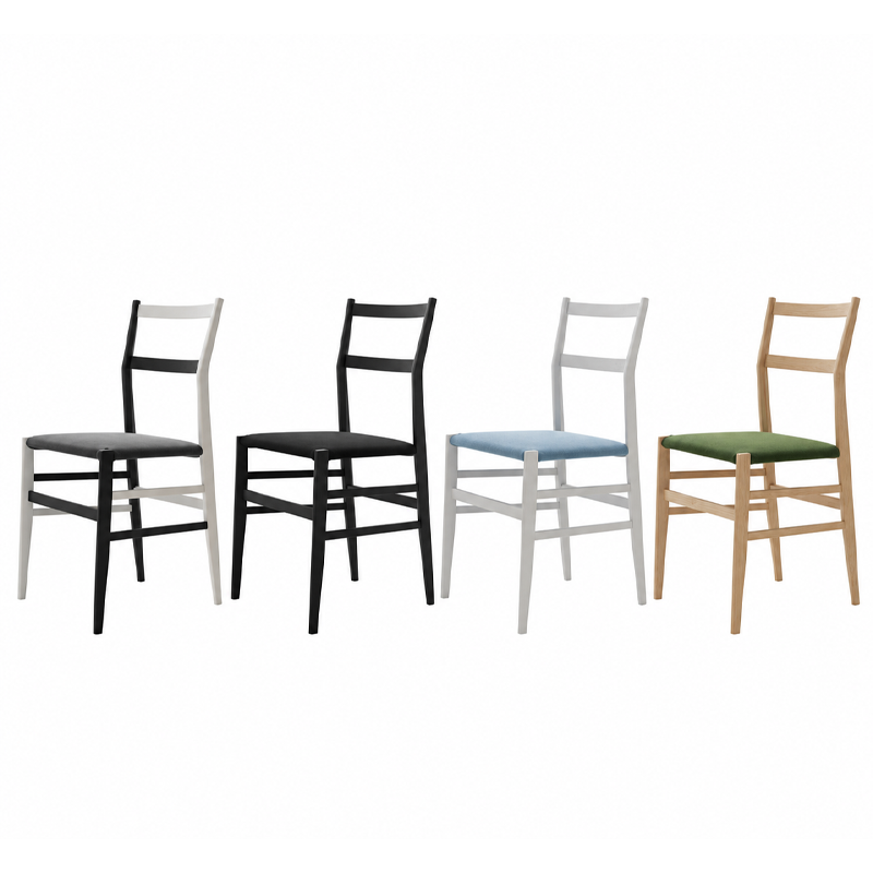 Quatre chaises Superleggera 699 de Gio Ponti pour Cassina, présentées en différentes finitions de bois et couleurs d'assise