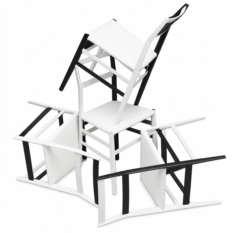 Composition de plusieurs chaises Superleggera Cassina en frêne laqué noir et blanc sur fond blanc