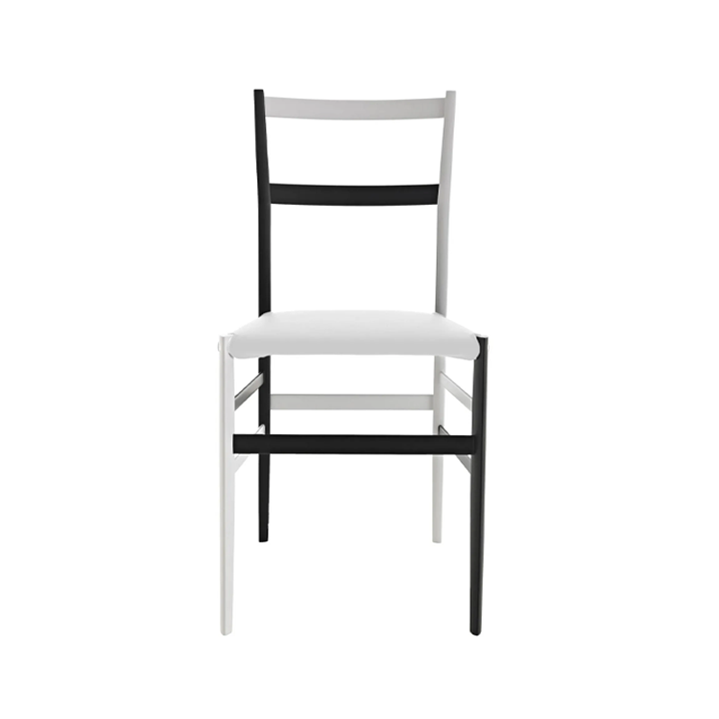 Chaise Superleggera 699 51 Cassina en frêne laqué noir et blanc avec assise en cuir Scozia blanc, vue de face